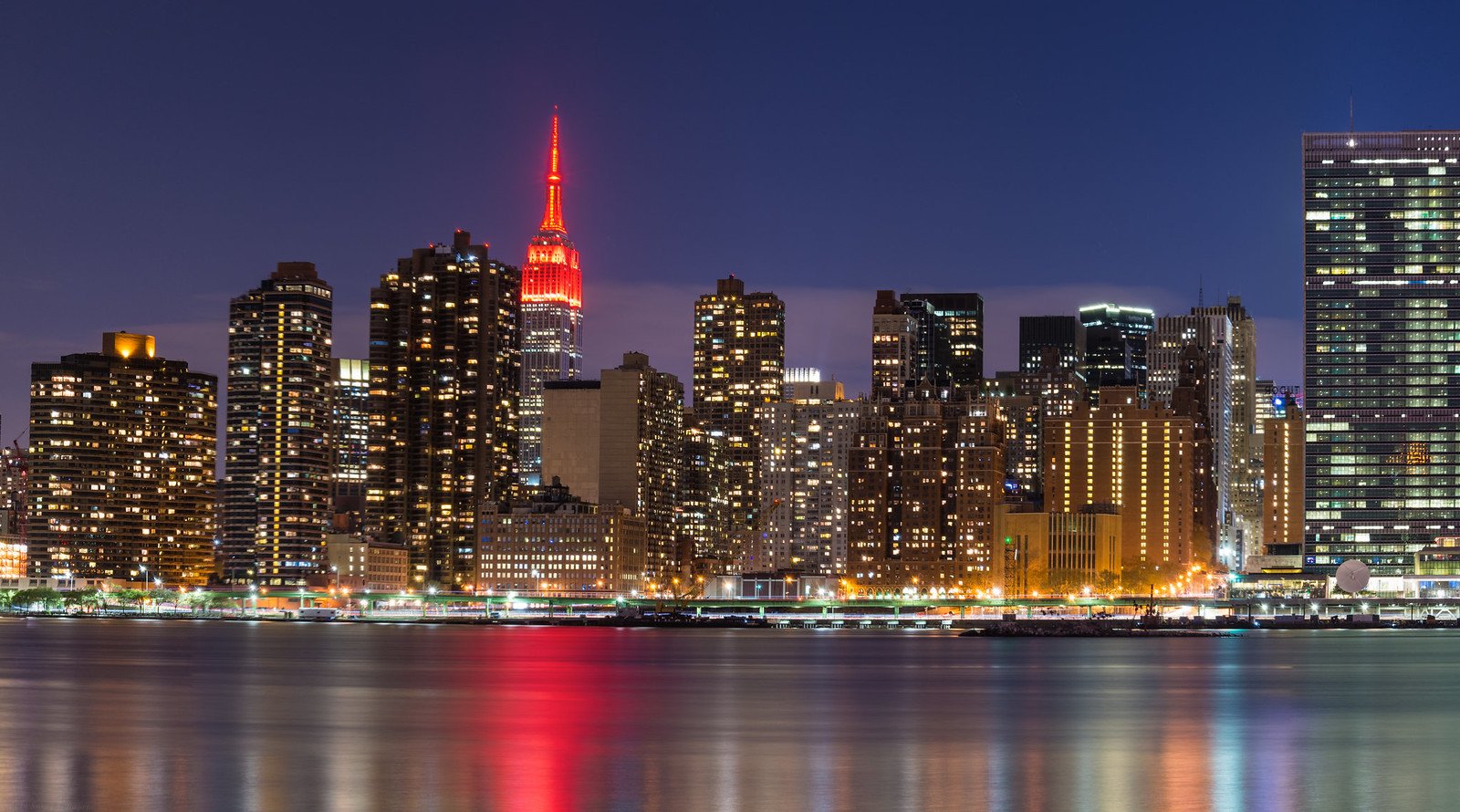 Gantry Plaza State Park: Skyline Reflections on the East River in New York City