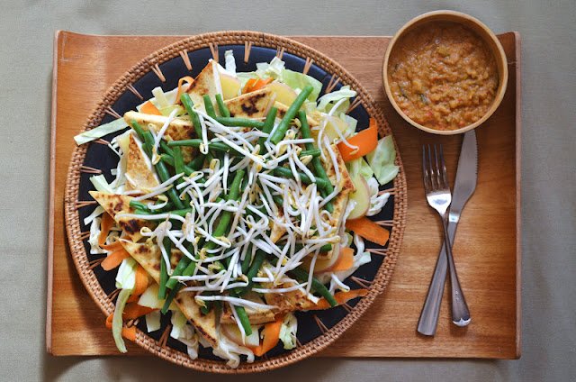 Balinese Cuisine,Uncover Bali's Culinary Treasures : Gado-Gado (Indonesian Salad with Peanut Sauce)